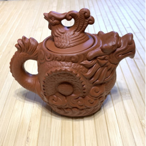 Чайник с драконом из исинской глины